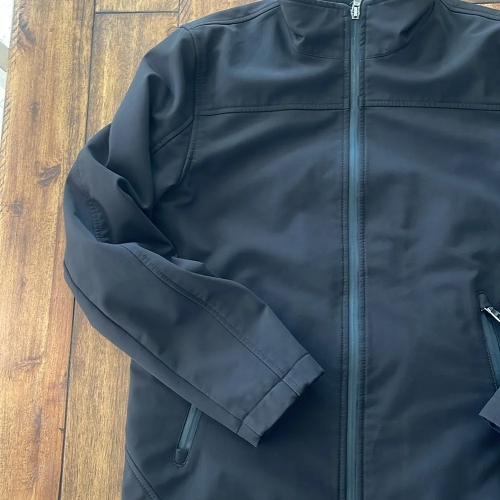 Guess men’s soft shell black nylon full zip up jacket size M